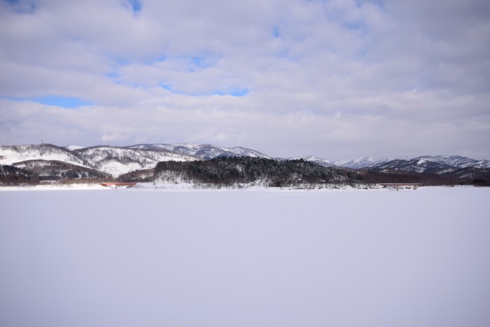 えん堤からみるカニカン岳、この時期ならではの景色が楽しめる。